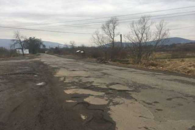 Дорогу между закарпатскими селами починят с третьей попытки